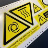Industriële labels voor machineveiligheid maak je zelf met de Lighthouse kleuren labelprinter met ingebouwde snijplotter